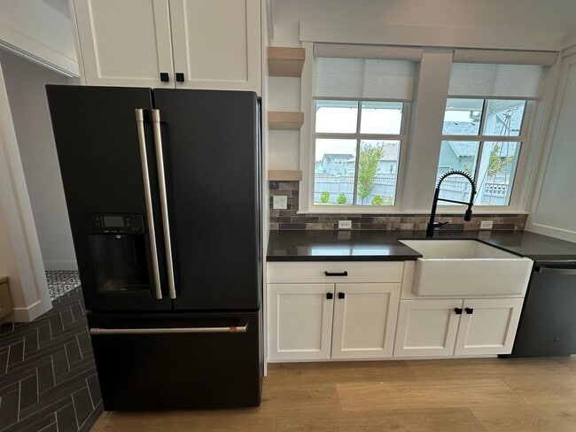 Building Photo - Gorgeous 5 Bed 3.5 Bath Home at Daybreak I...