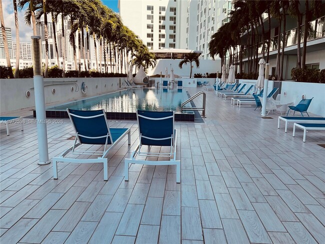 Building Photo - 1600 SW 1st Ave