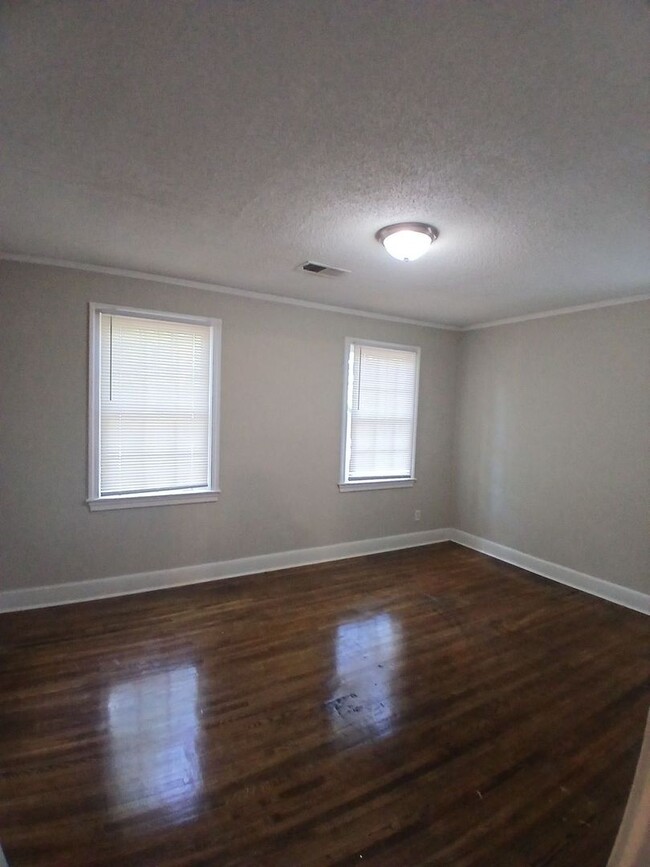 Building Photo - Delightful 3 bed 1 bath home - Open To Sec...