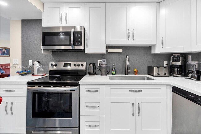 Building Photo - 1833 S Ocean Dr