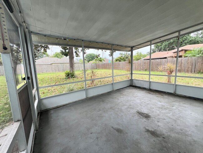 Building Photo - Charming 2 bedroom 1.5 bathroom home