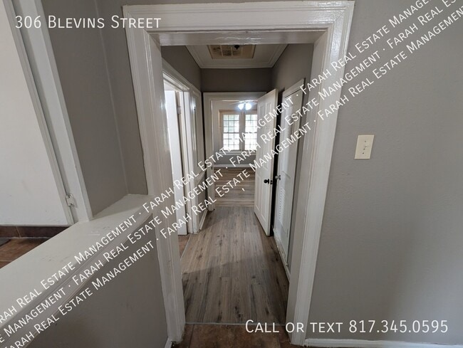 Building Photo - 306 Blevins St