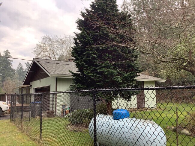 Building Photo - 1 STORY RAMBLER 3 BED 1.5 BATH IN PORT ORCHARD