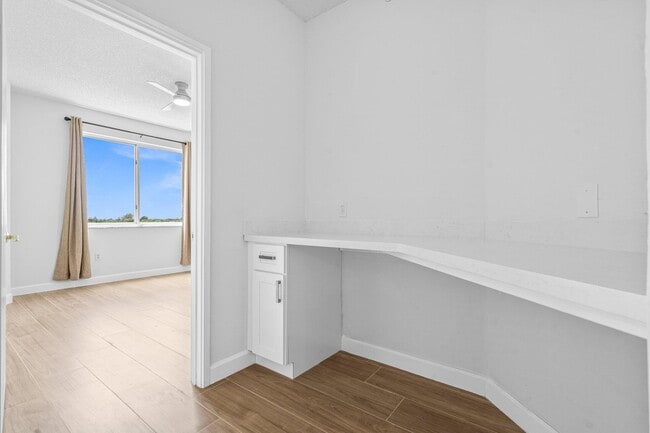 Building Photo - 1000 Scotia Dr