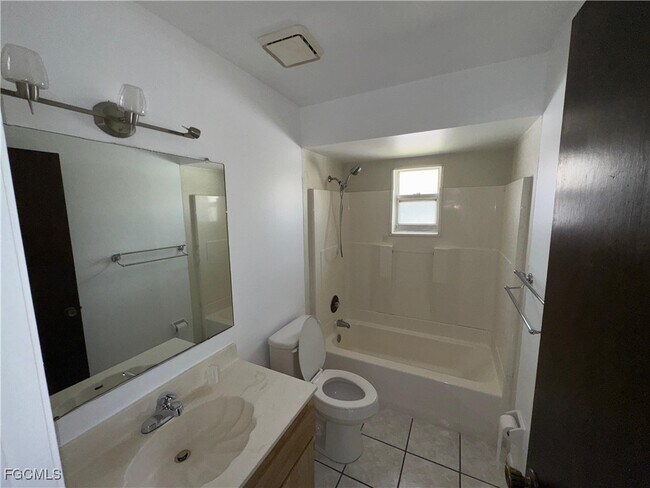 Building Photo - 515 SE 23rd Pl