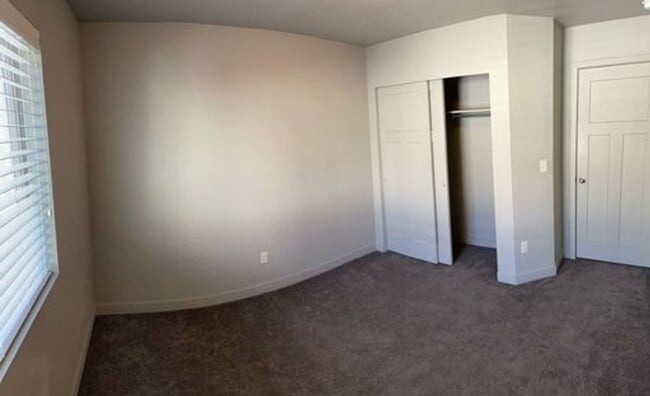 Building Photo - Charming 2 Story Townhome w/ 2 Attached Car Garage