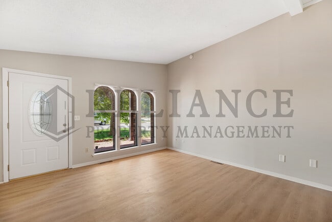 Building Photo - 2202 S White Oak Dr