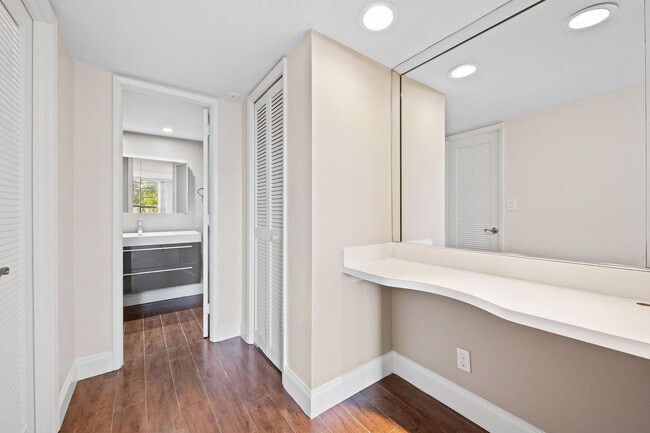 Building Photo - 2851 S Palm Aire Dr