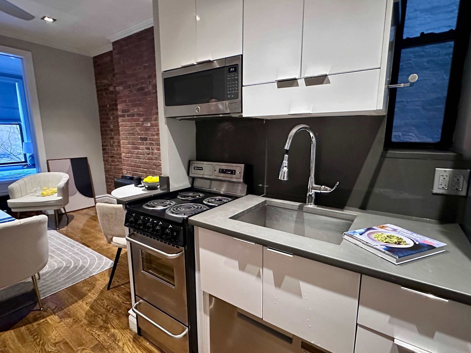 Building Photo - 246 Mott St