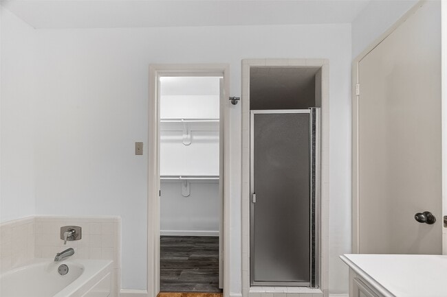 Building Photo - 10031 Sagemill Dr