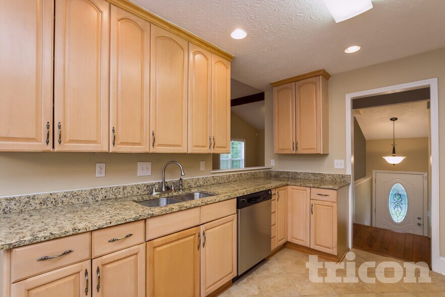 Building Photo - 6583 Oakwood Dr