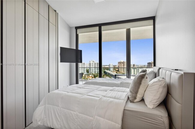 Building Photo - 18975 Collins Ave