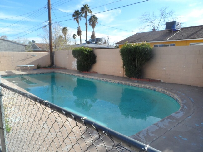 Building Photo - 3 Bedroom 1.5 Bathroom Home w/ Pool