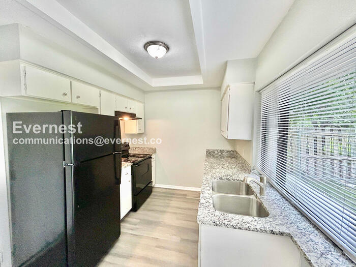 Building Photo - 415 Southlake Dr