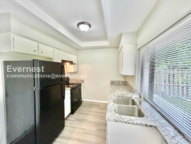 Building Photo - Limited Time Special Offer / 3 Bed, 2 Bath Home with Garage / Pet-Friendly / Available Now!