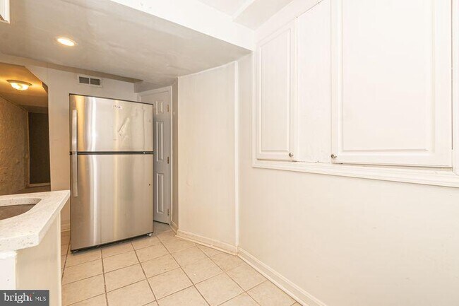 Building Photo - 307 E 25th St