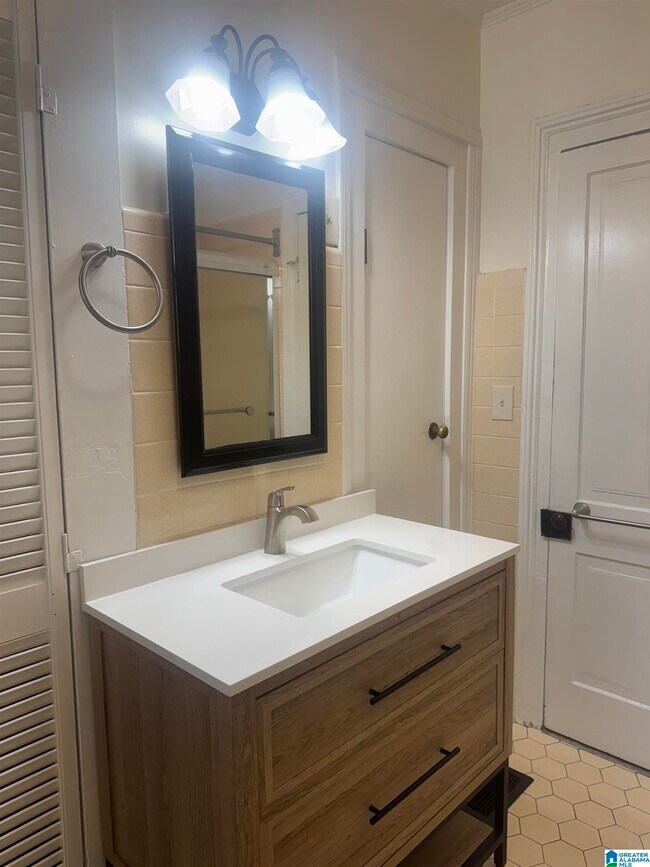 Building Photo - 3904 8th Ct S