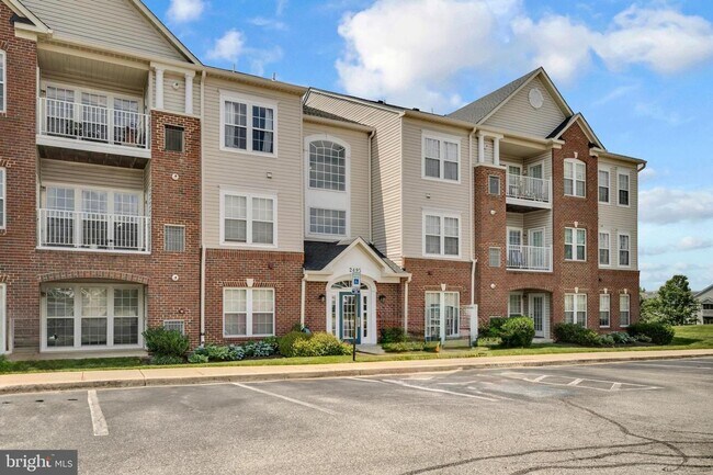 Building Photo - Piney Orchard - Ground Level entry - 2 bed...