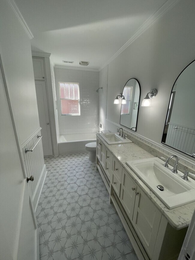 Building Photo - 4 Bd 3 Ba House