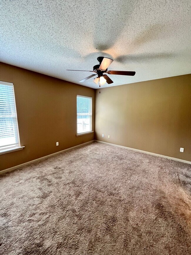 Building Photo - Home in Cottondale! Available to View Now!!!