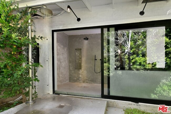 Building Photo - 2145 Linda Flora Dr