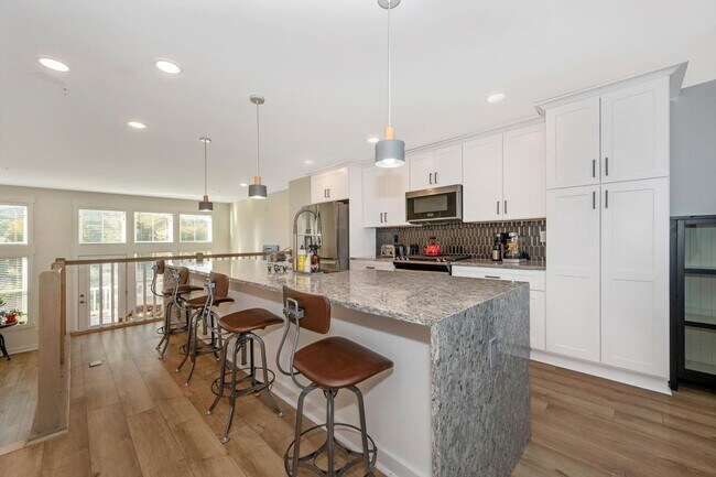 Building Photo - The Enclave At Gambrill View