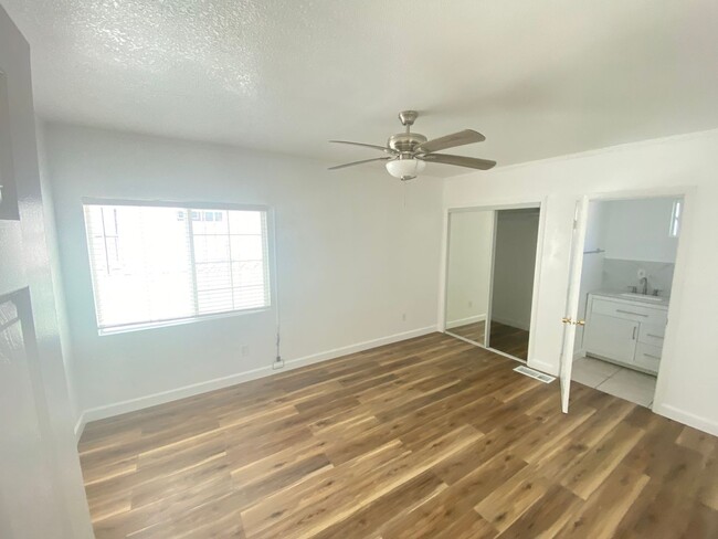 Building Photo - Spacious & Bright 3 bedroom/ 2 bathrooms f...