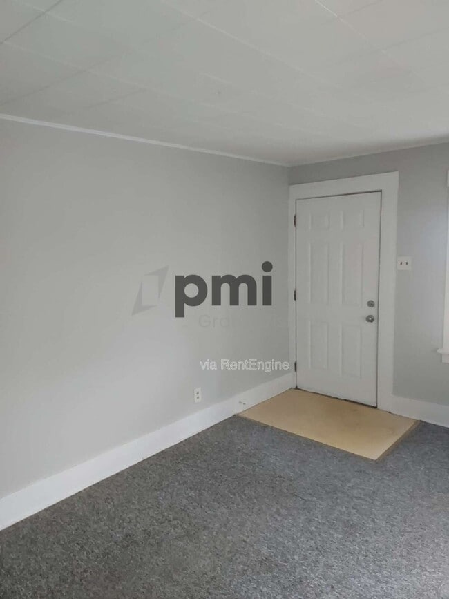 Building Photo - 2143 E Wood St