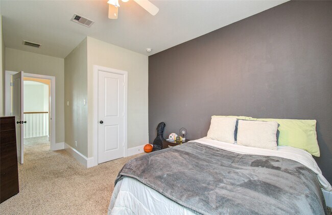 Building Photo - 28627 Rolling Ridge Dr