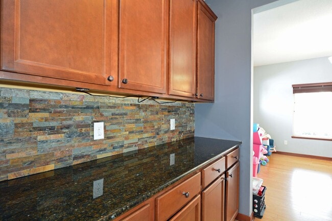 Building Photo - Spacious 5-Bed 4-Bath Home Available in Chaska - Great Location!