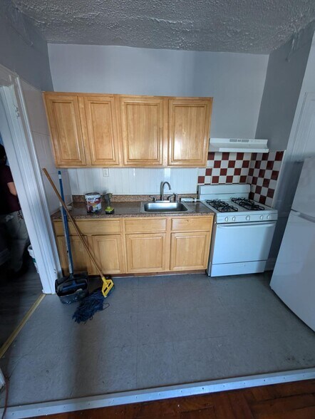 749 Chancellor Ave 103 - 20 Cornell St