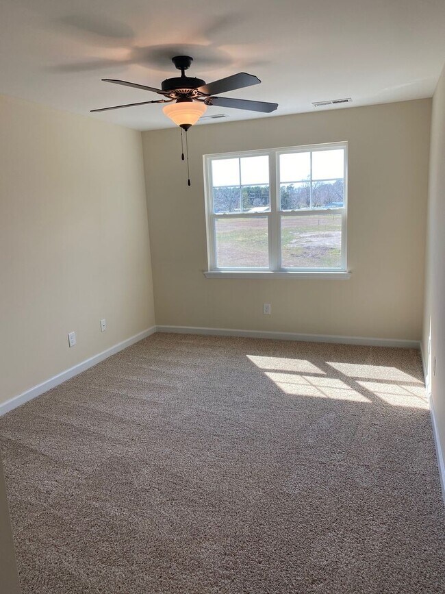 Building Photo - 2 bedroom, 2.5 bath end unit unfurnished townhouse in Sneads Ferry Justice Farm Townhome community