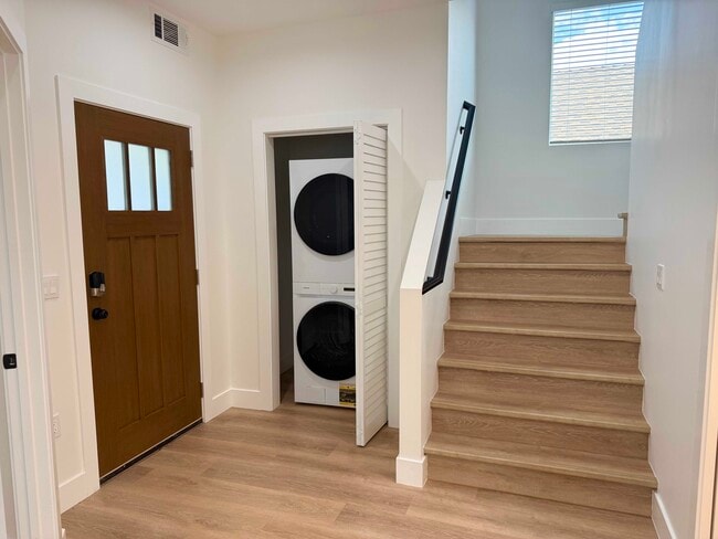 Building Photo - 678 E 45th St