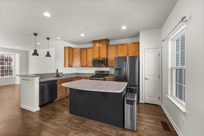 Building Photo - 712 White Walnut Ln