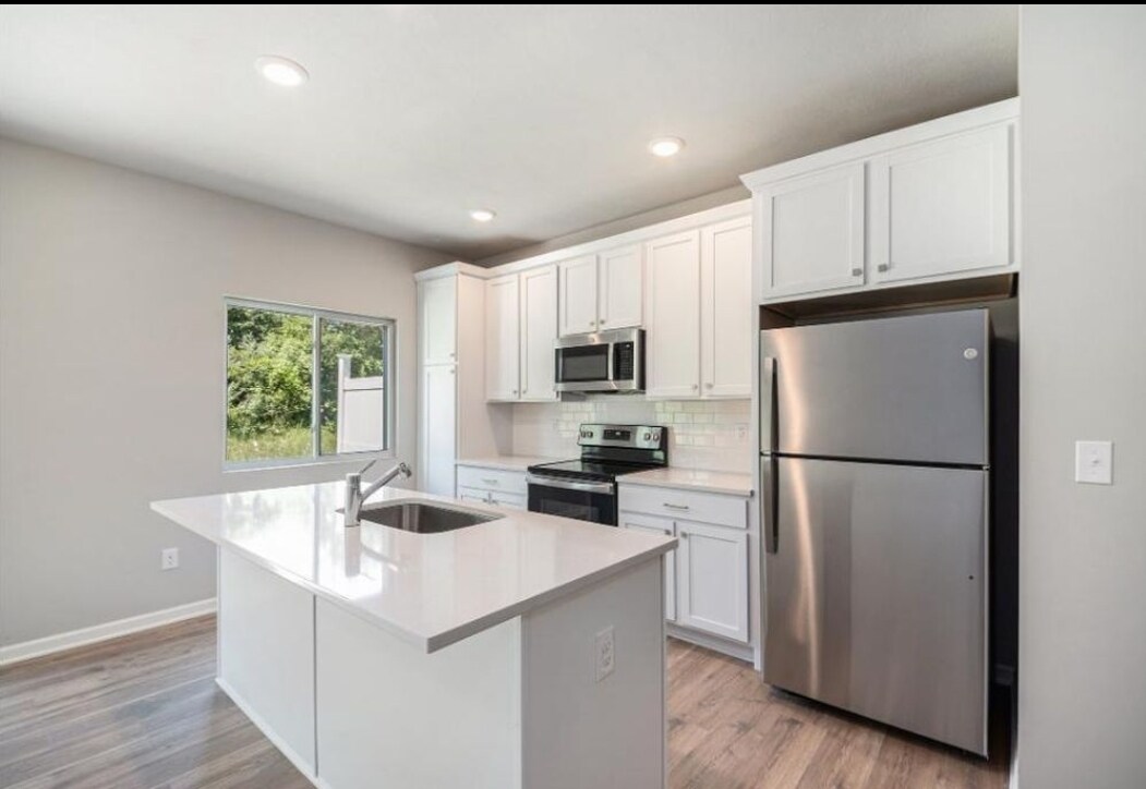 Building Photo - 4633 Glen Haven Dr