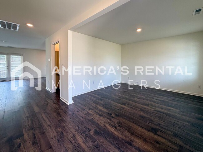 Building Photo - Move-in Special! Beautiful 5 Bed, 2 Bath h...