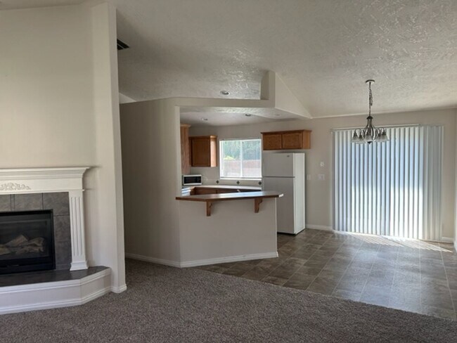 Building Photo - 943 Mount Hood Pl N