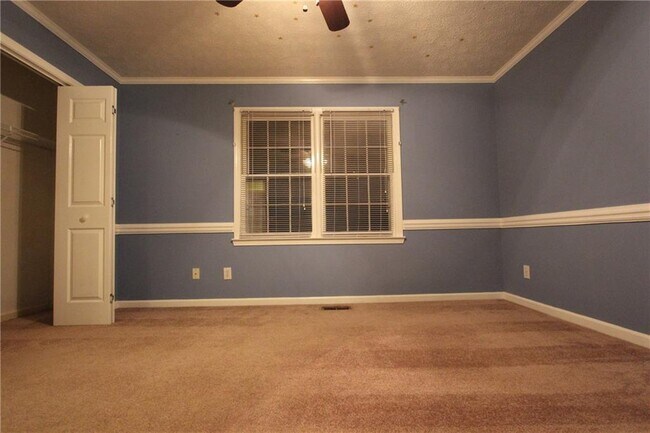 Building Photo - 818 Springlake Rd