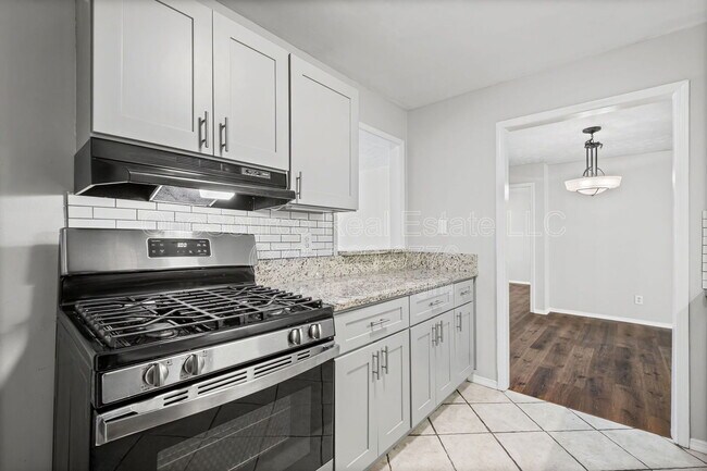 Building Photo - 907 Augusta Dr