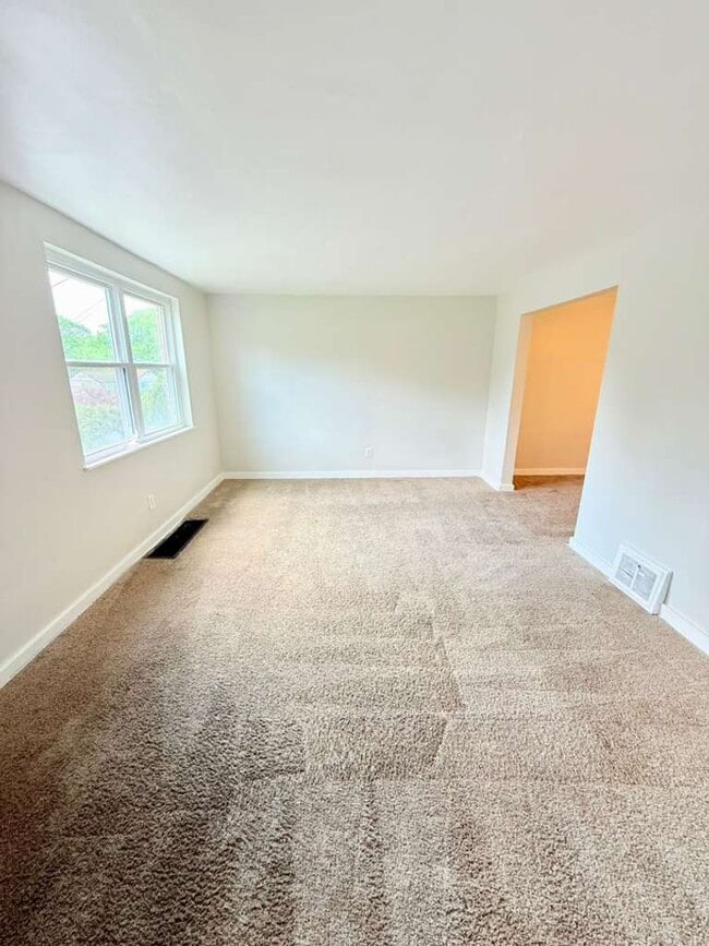Building Photo - Spacious and beautifully updated 3-bedroom, 2-bath
