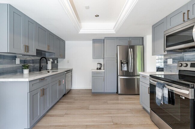 Building Photo - 809 SW 14th Ct