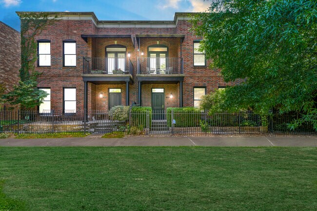 Townhome right on the park - 1117 E 7th St