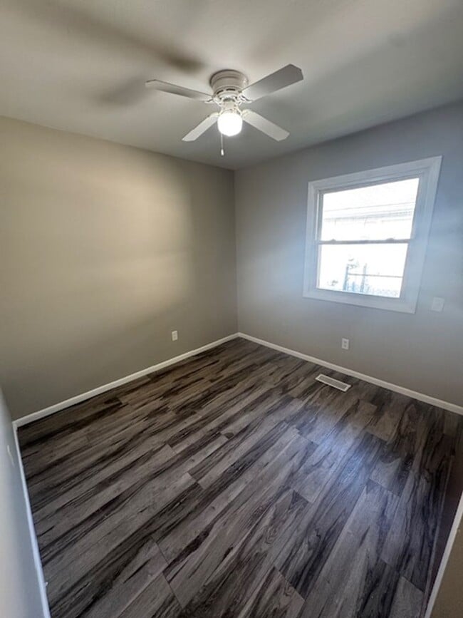 Building Photo - 328 W Hollis Ln