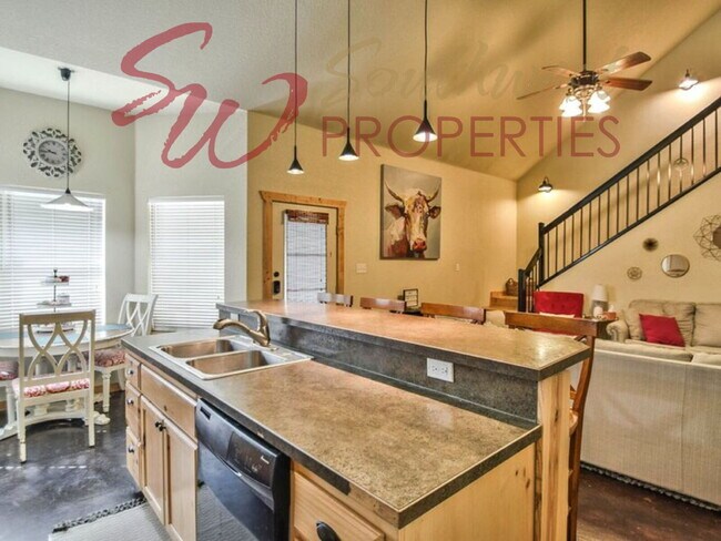 Building Photo - Luxurious two-story townhouse