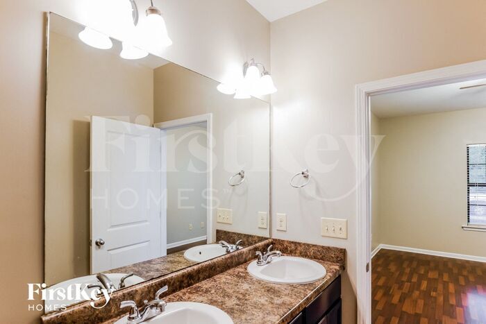 Building Photo - 601 Enclave Ln