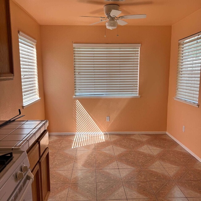 Building Photo - Great location near park and shopping