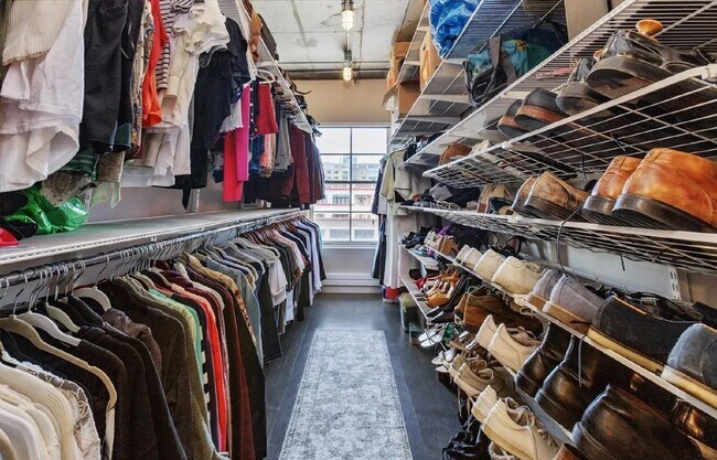 Building Photo - Downtown Loft Living at its Best