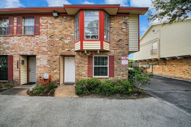 Building Photo - 10654 Hazelhurst Dr