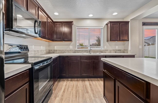 Building Photo - 4bd/2.5ba Home Near the Marketplace Nampa ...