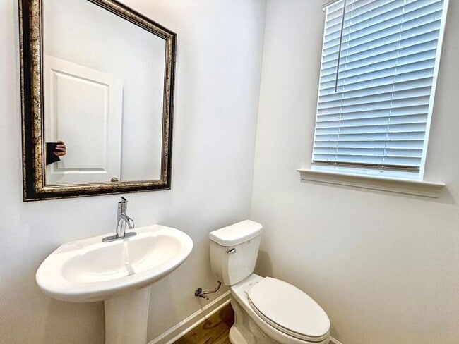 Building Photo - Beautiful 3-Bedroom Modern Mountain-View T...